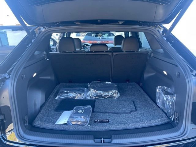 New 2026 Black Volkswagen 2.0T SE w/Technology image 14