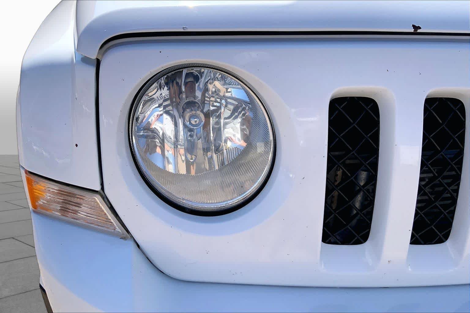 Used 2016 Bright White Clearcoat Jeep Sport image 28
