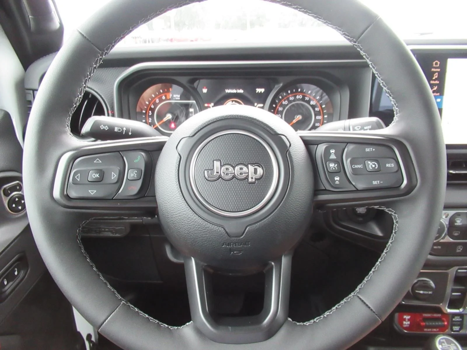 New 2026 Bright White Clear-Coat Exterior Paint Jeep Rubicon X image 27