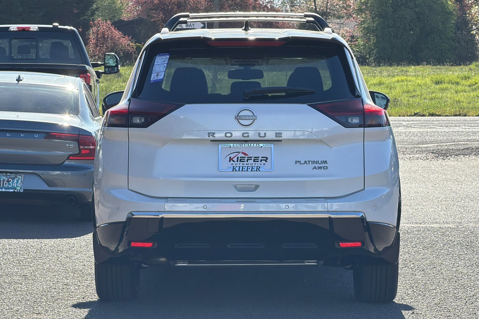 New 2026 Everest White Pearl/Super Black Nissan Platinum image 5