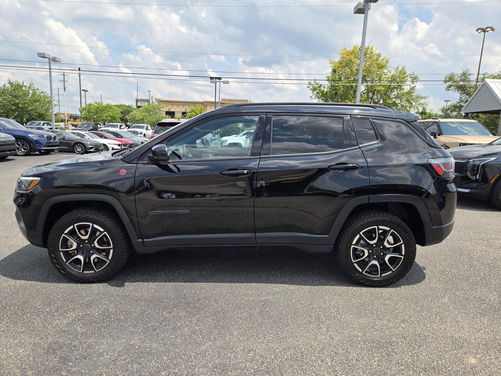 Used 2025 Diamond Black Crystal Pearlcoat Jeep Trailhawk image 9
