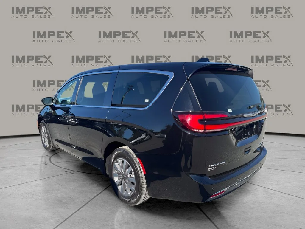 Used 2024 Black Chrysler Select image 3