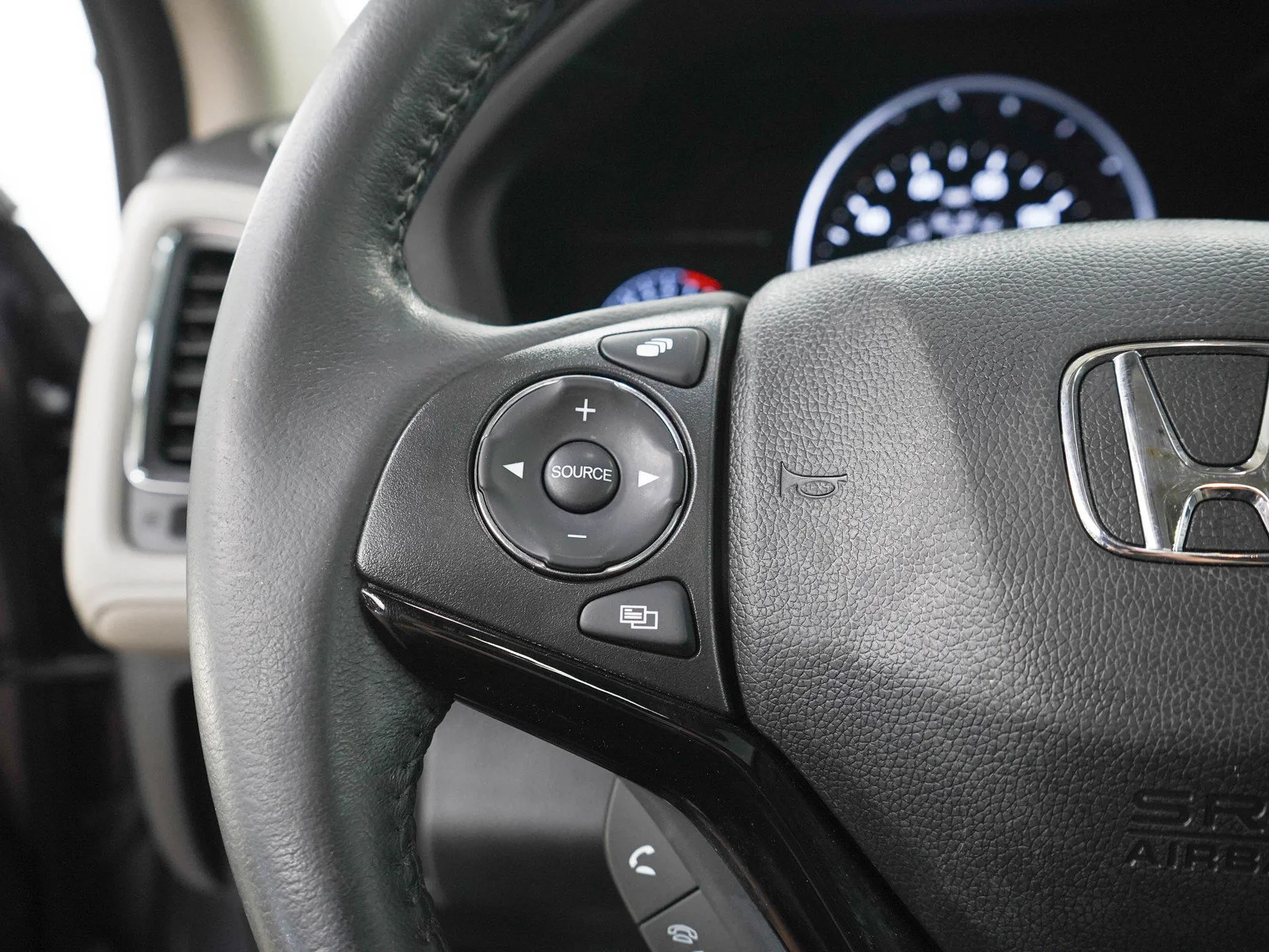 Used 2019  Honda 5D WAGON TOURING 4WD AUTO image 25