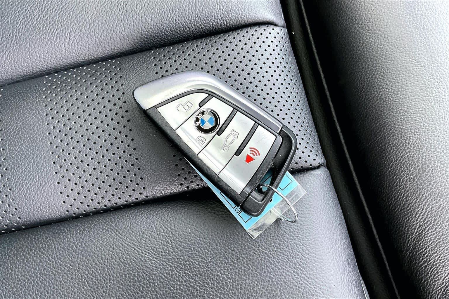 Used 2021 Arctic Gray Metallic BMW xDrive40i image 14