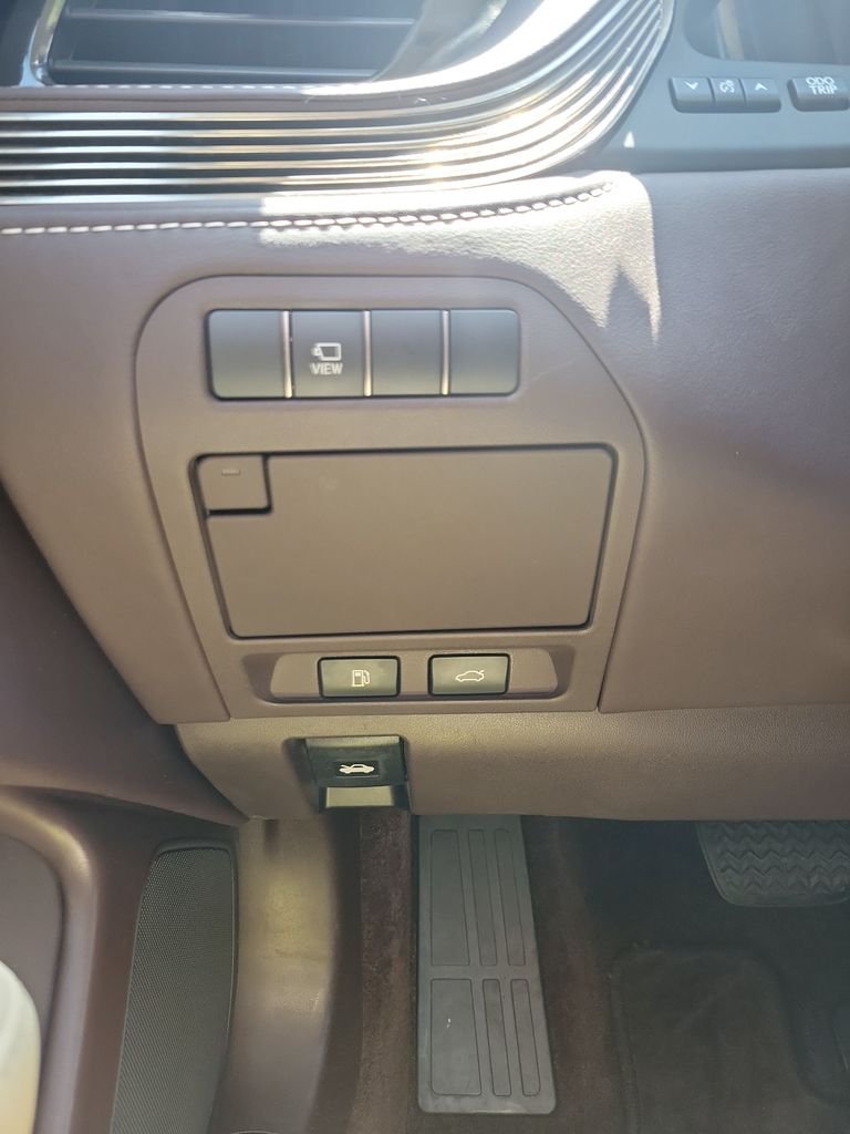Used 2018 White Lexus 500 Base image 35