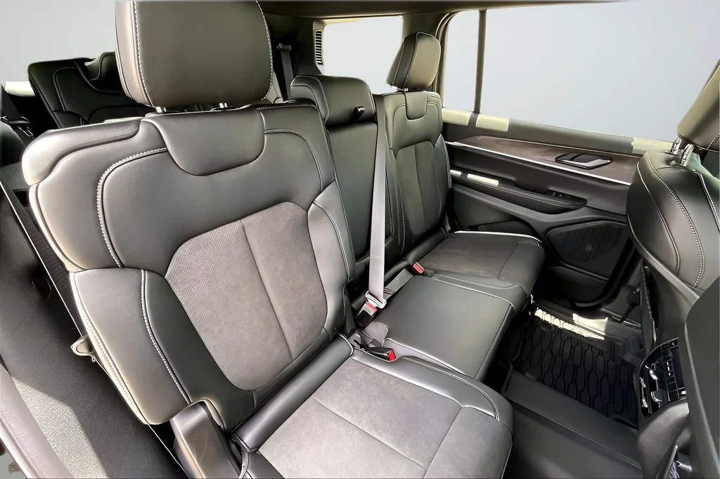 New 2026 Diamond Black Crystal Pearlcoat Jeep Altitude image 23