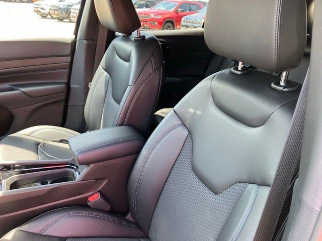 New 2026 Fathom Blue Pearl-Coat Exterior Paint Jeep Latitude Altitude image 11