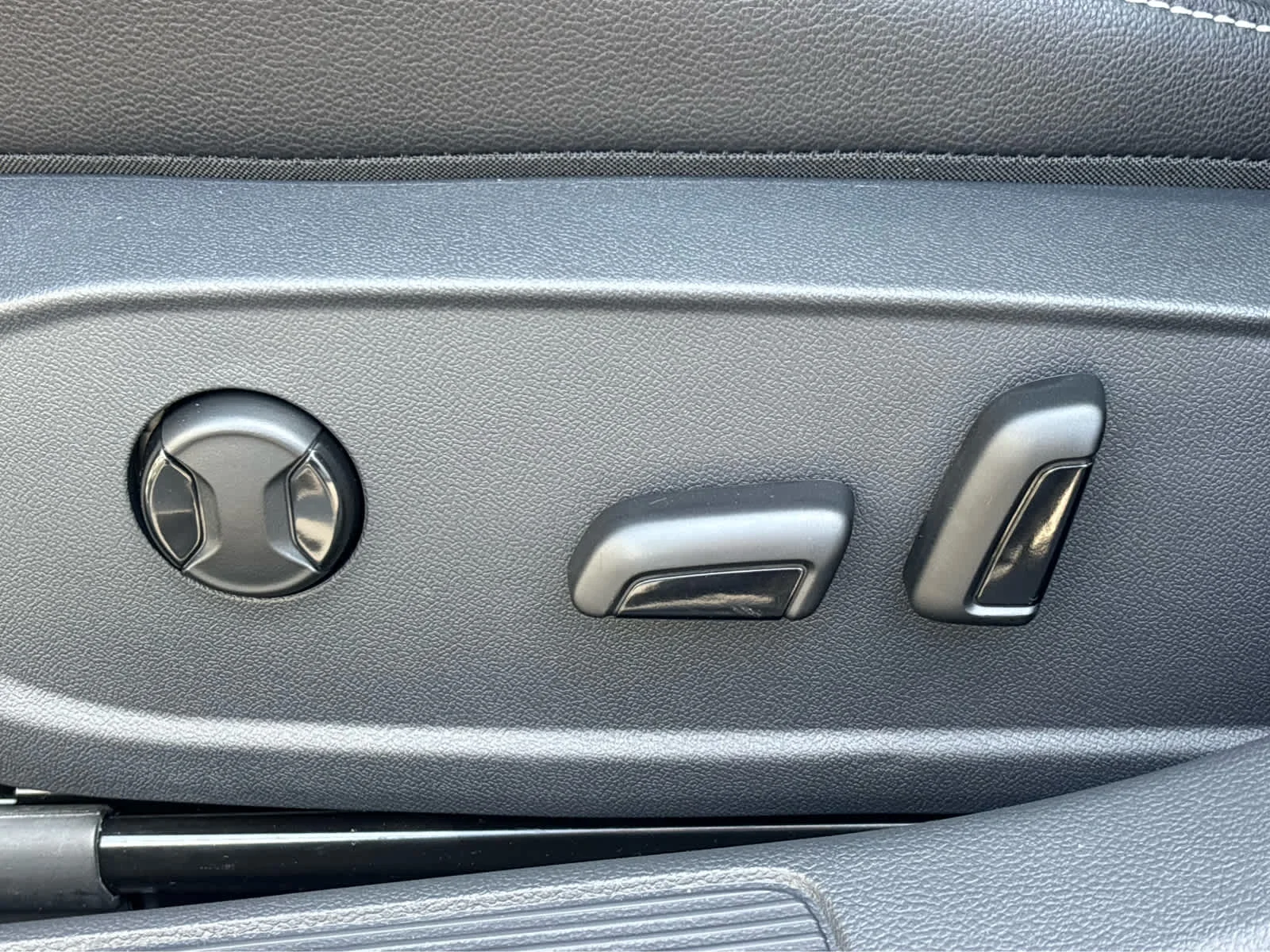 New 2026 PYRITE SILVER Volkswagen SE image 9