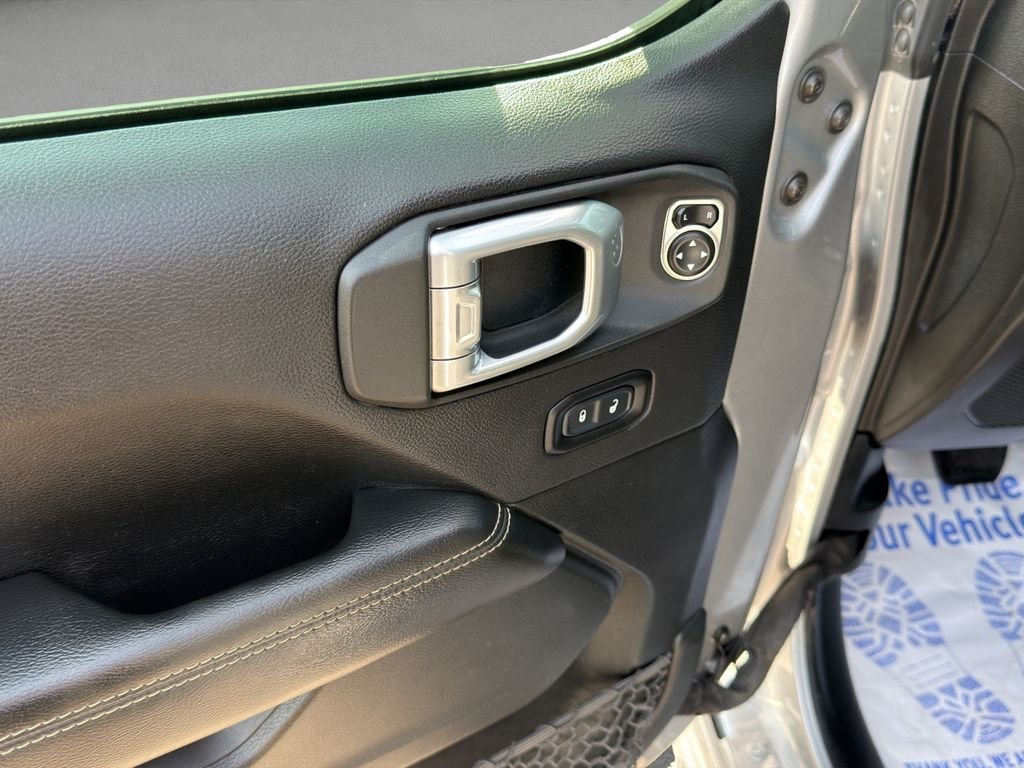 Used 2020 Silver Jeep Unlimited Sahara image 12