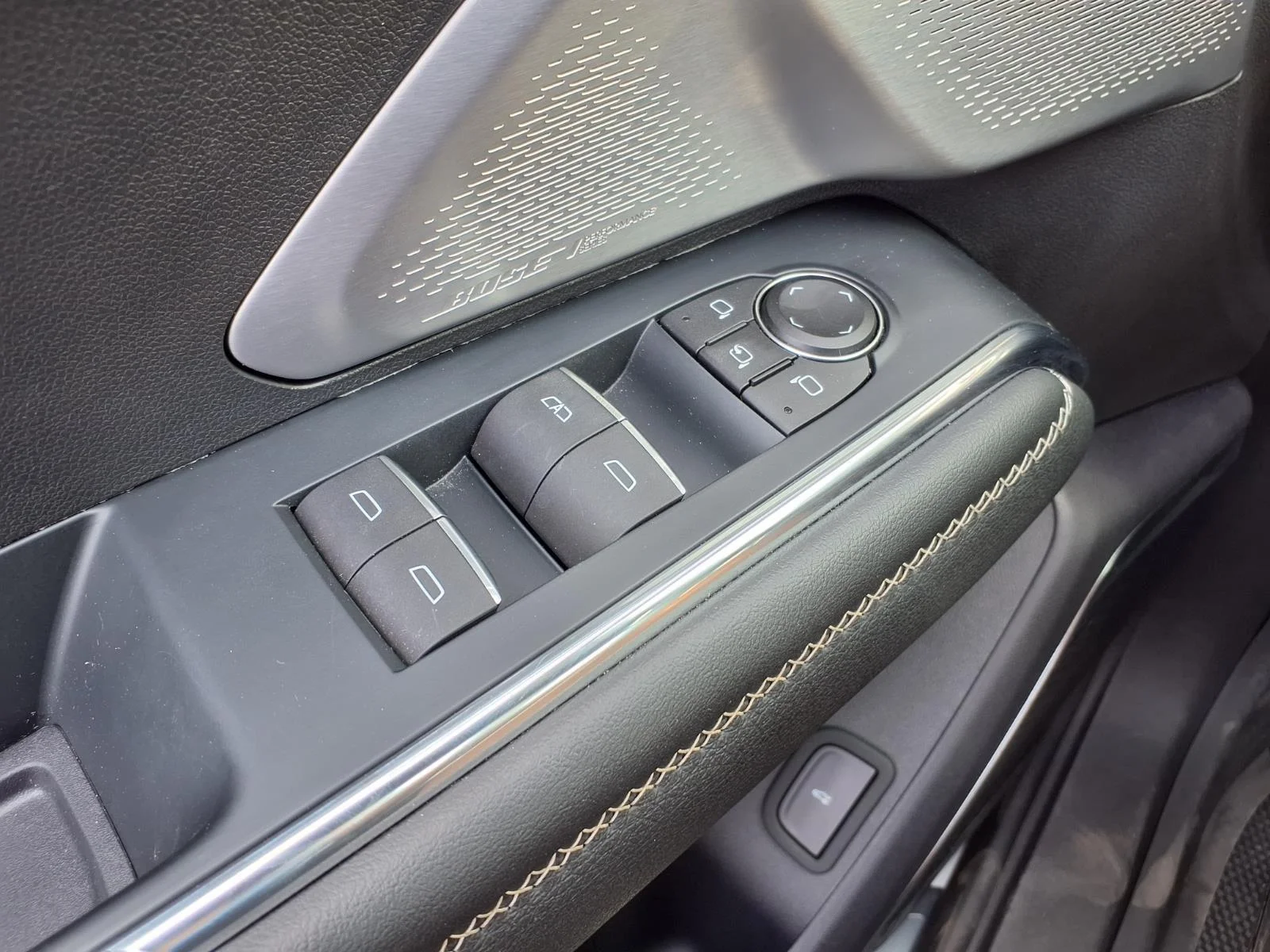 Used 2024 White Frost Tricoat GMC FWD Denali image 14