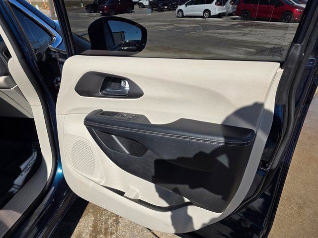 Used 2022 Fathom Blue Pearlcoat Chrysler Touring L image 17