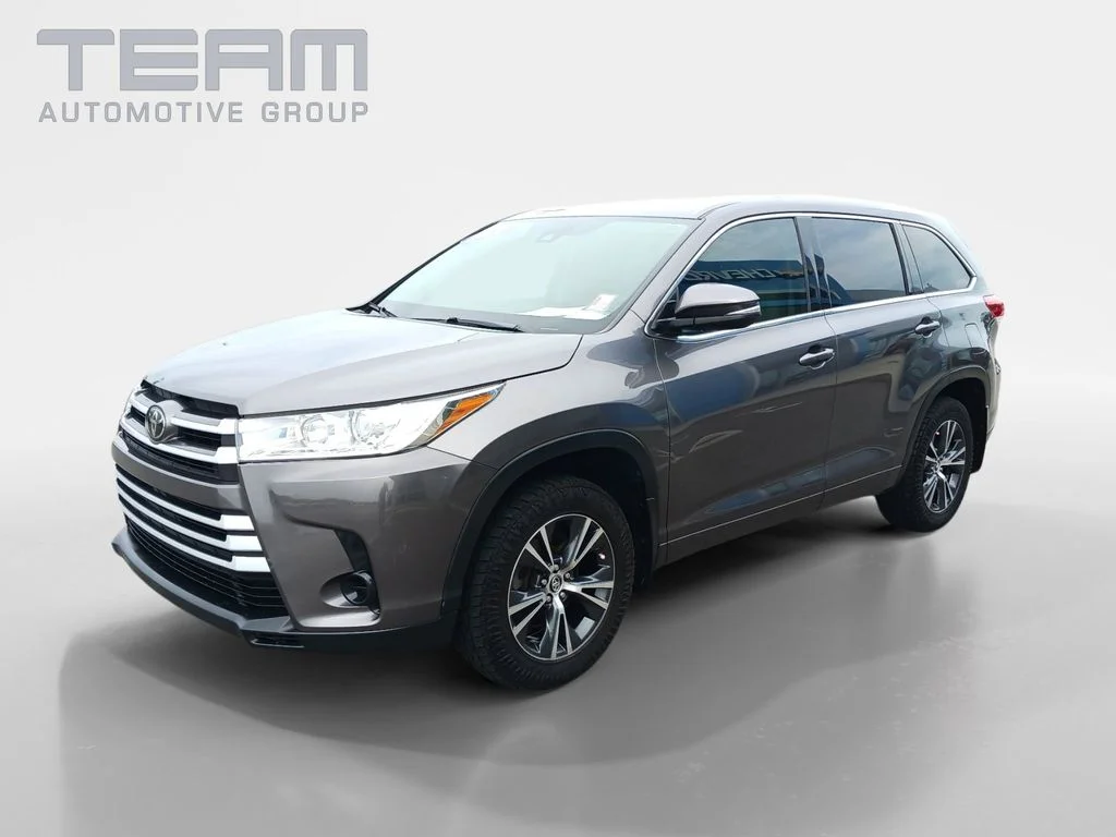 Used 2017 Gray Toyota LE image 3