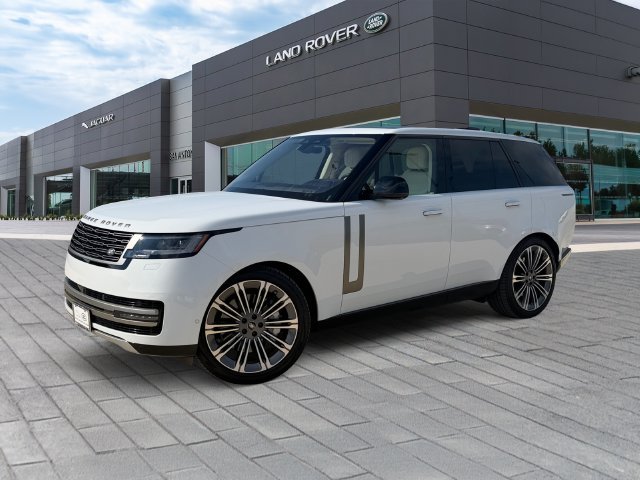Used 2023 White Land Rover SE image 1