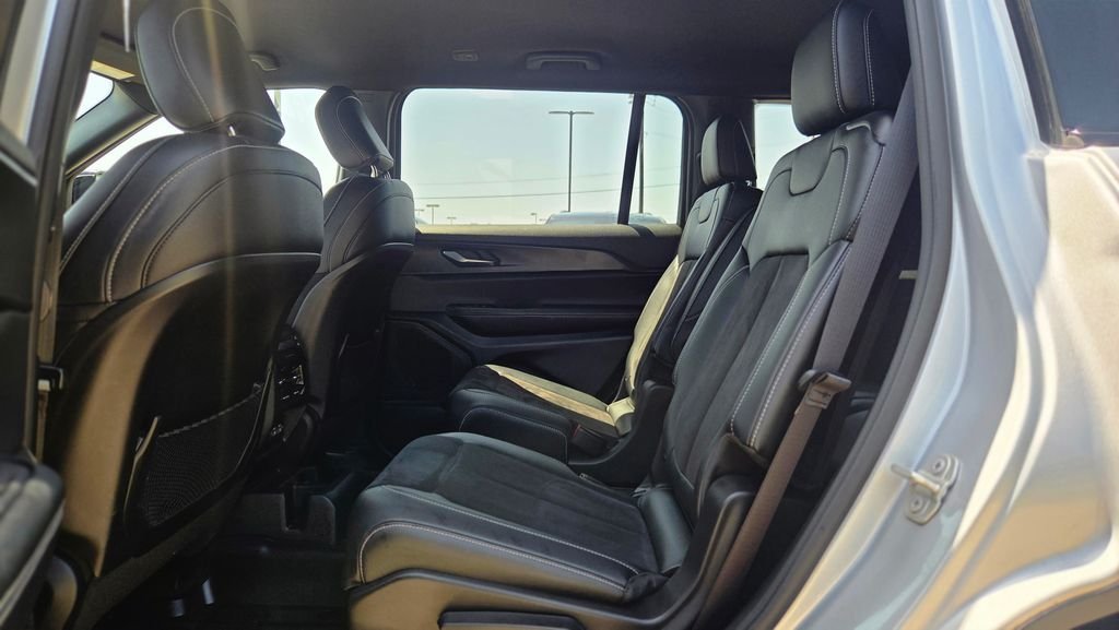 Used 2023 Silver Jeep Altitude image 27