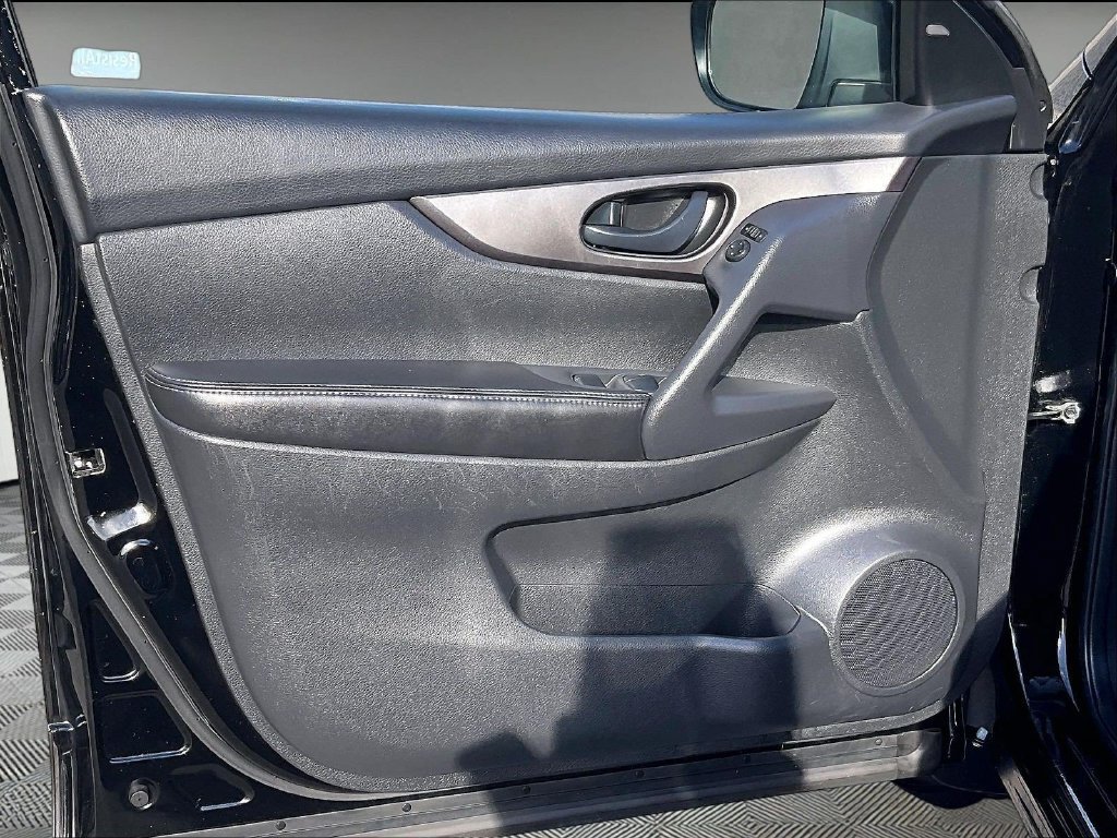 Used 2019 Black Nissan S image 9