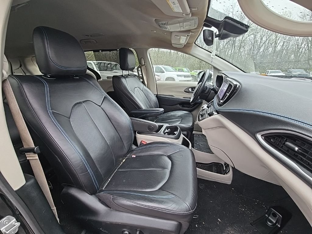 Used 2021 Black Chrysler Touring L image 17