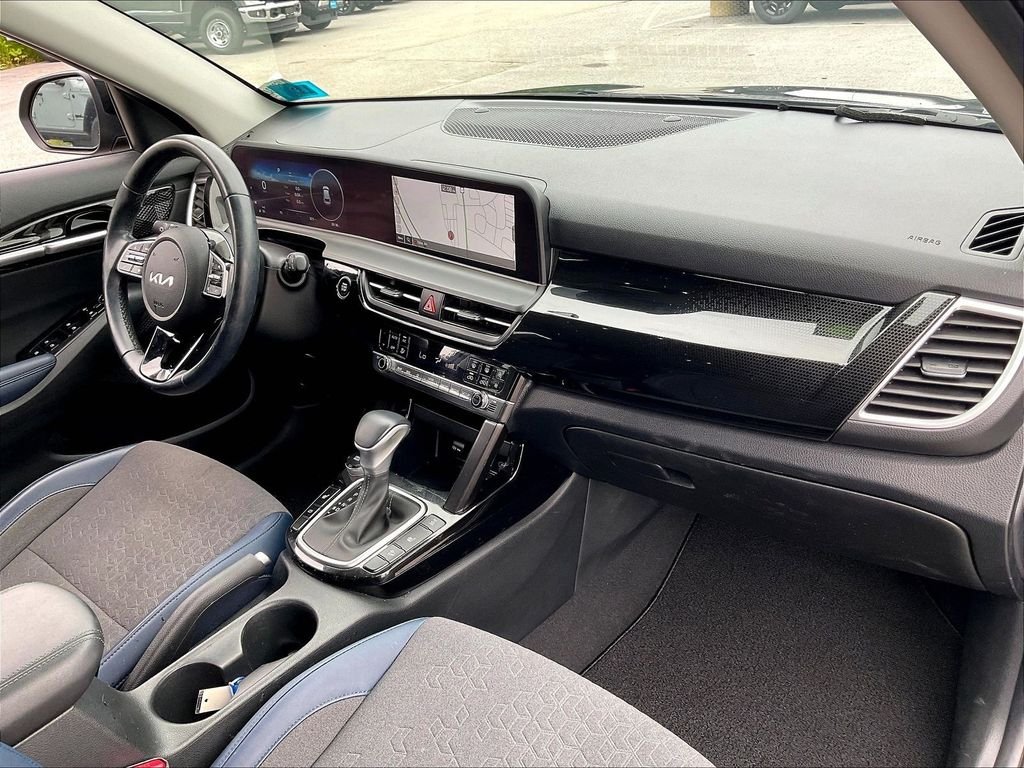 Used 2024 Fusion Black Kia S image 13