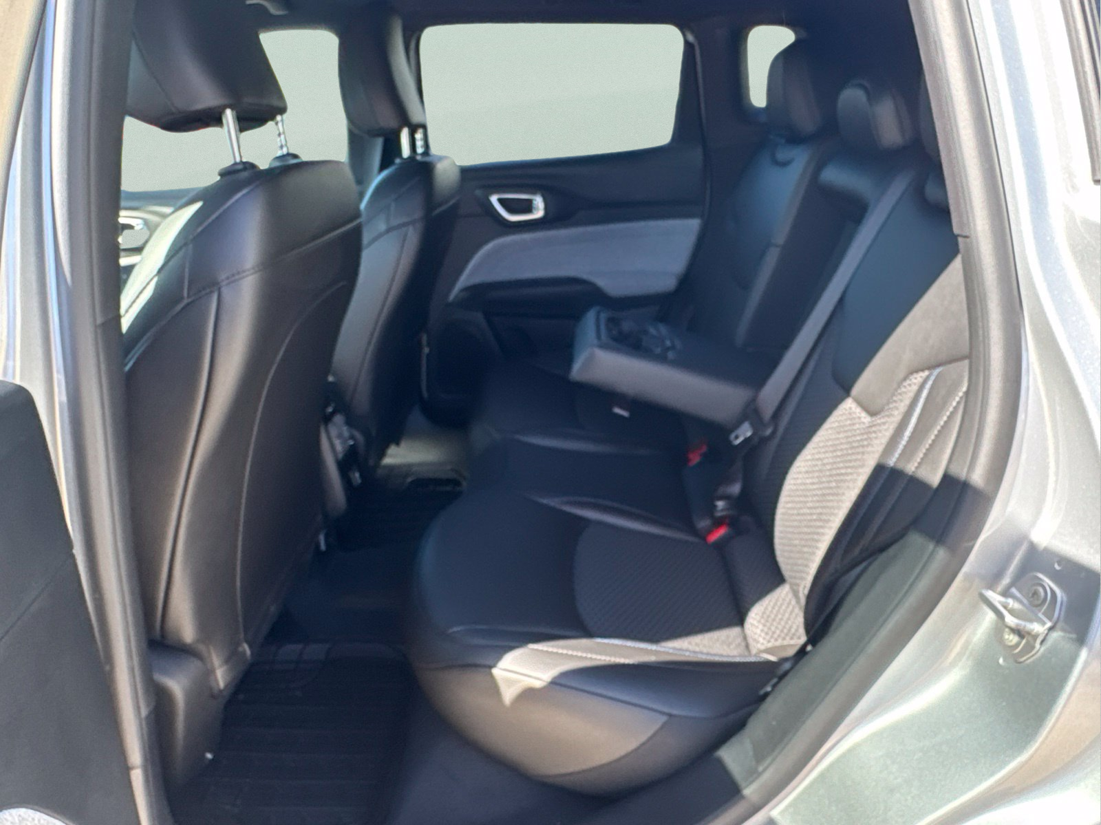 Used 2025 Silver Jeep Latitude image 10