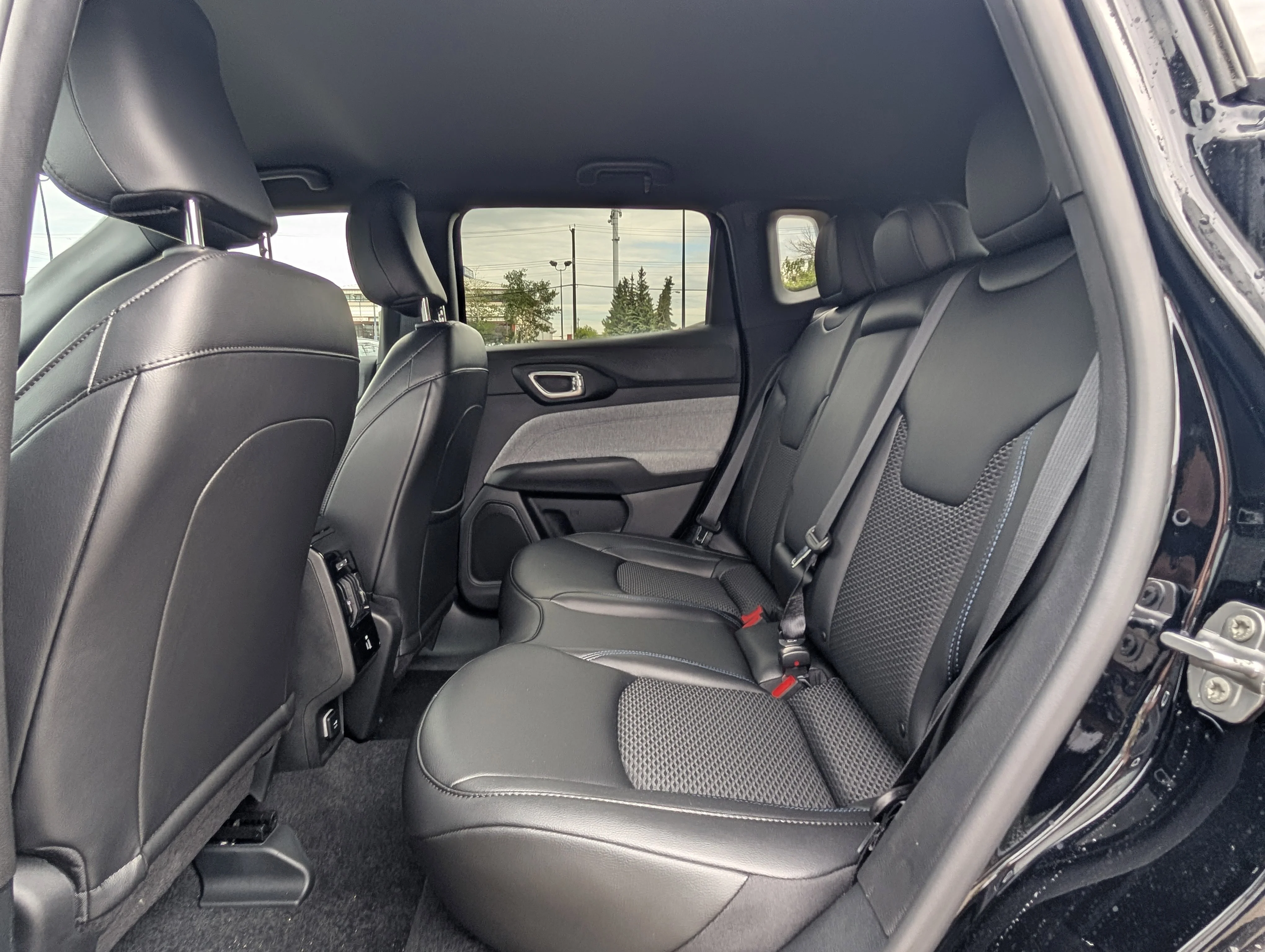 New 2026 Diamond Black Crystal Pearl Jeep North image 21
