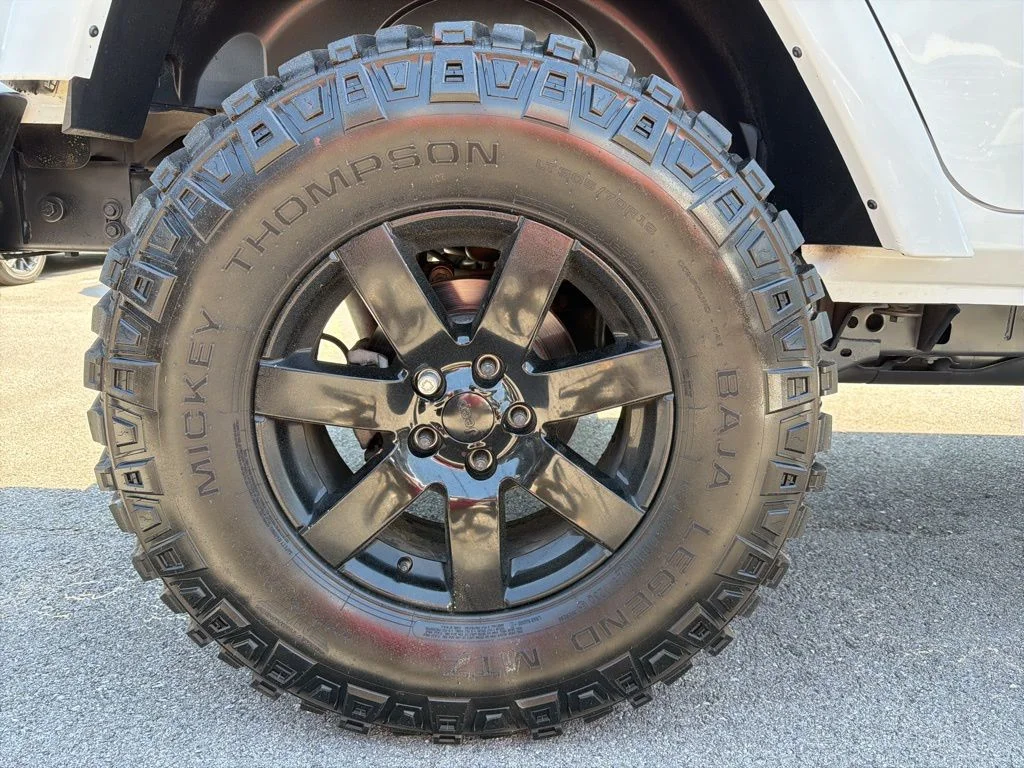 Used 2014 White Jeep Unlimited Sahara image 13