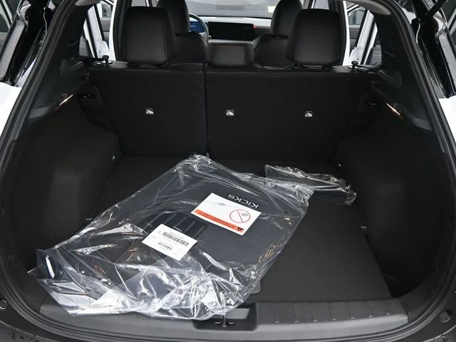 2025 Nissan Kicks SR - Photo 13
