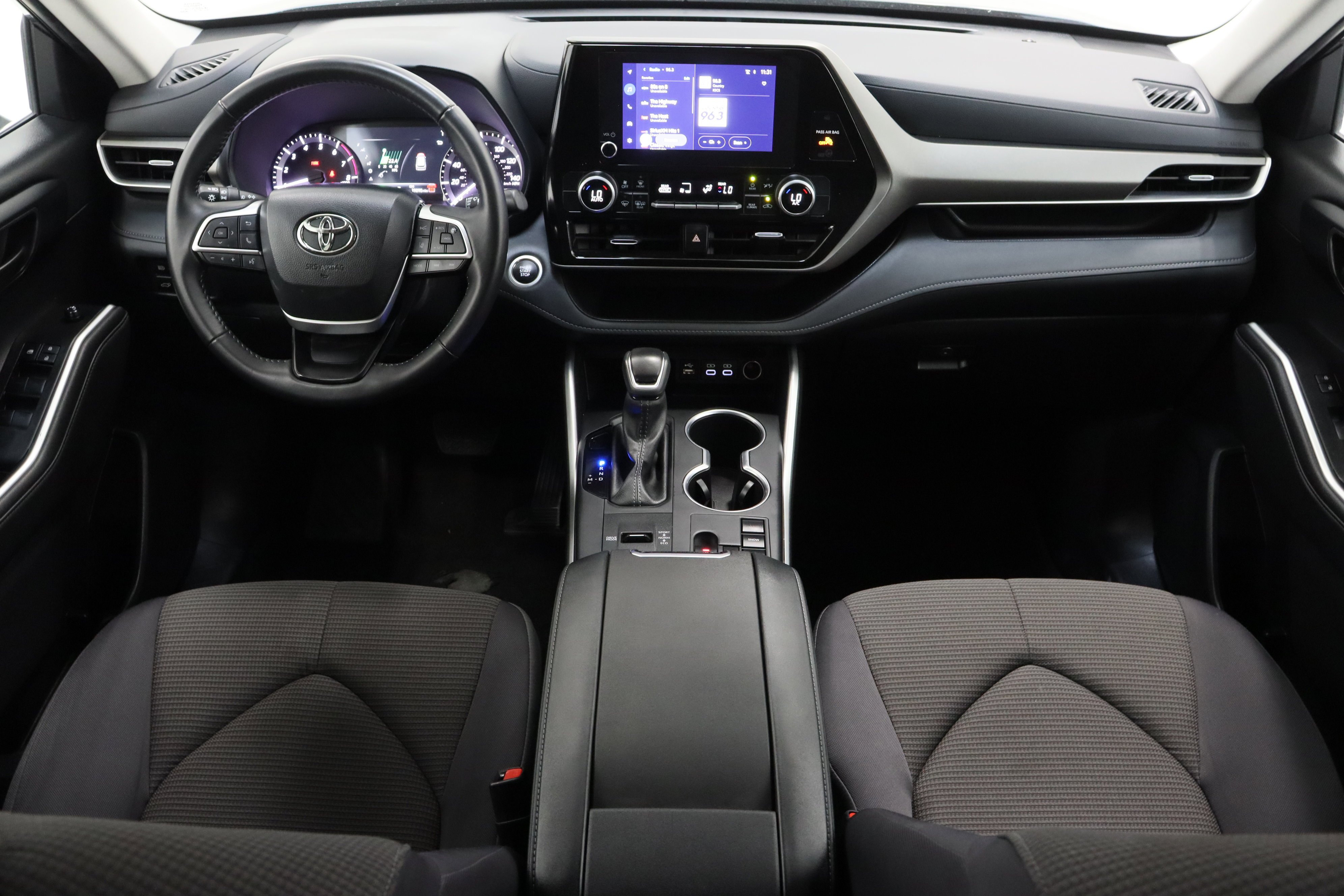 2025 Toyota Highlander LE - Photo 30