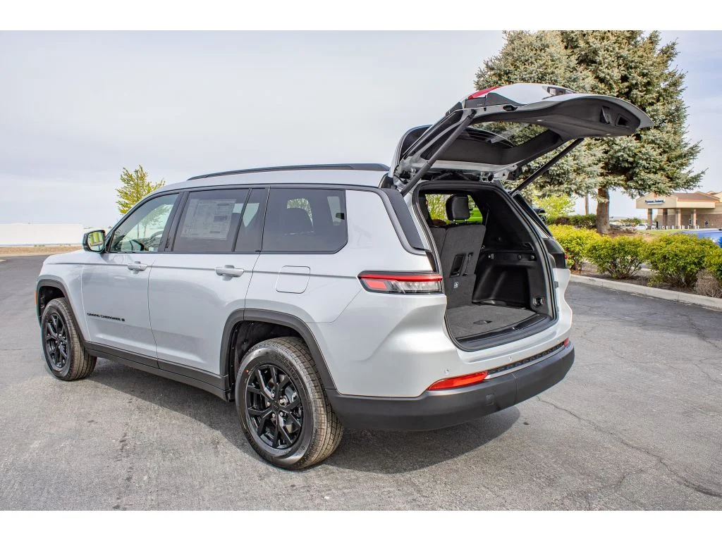 New 2026 SILVER ZYNITH Jeep Laredo Altitude image 9