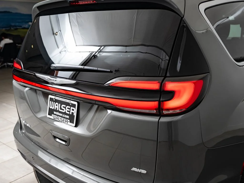 Used 2024 Ceramic Gray Clearcoat Chrysler Pinnacle image 9