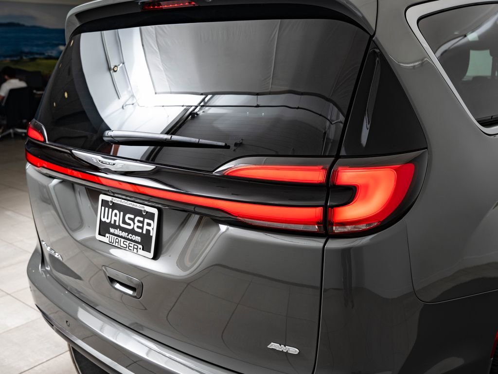 Used 2024 Ceramic Gray Clearcoat Chrysler Pinnacle image 9
