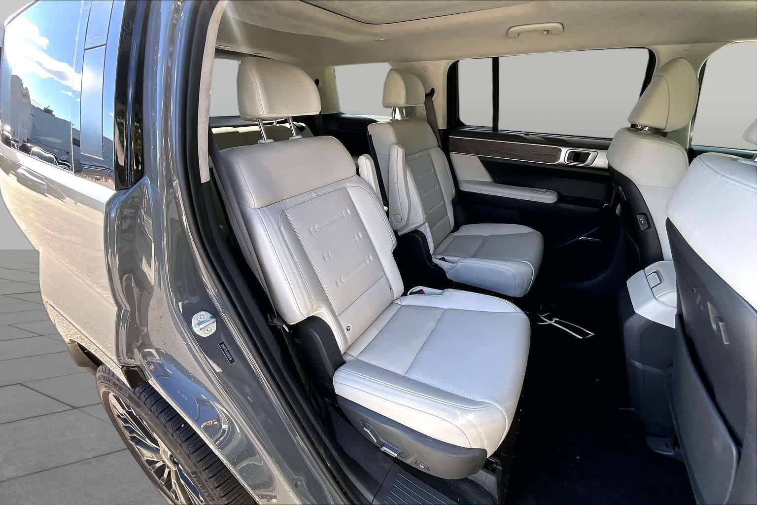 Used 2025 Hampton Gray Hyundai Calligraphy image 19
