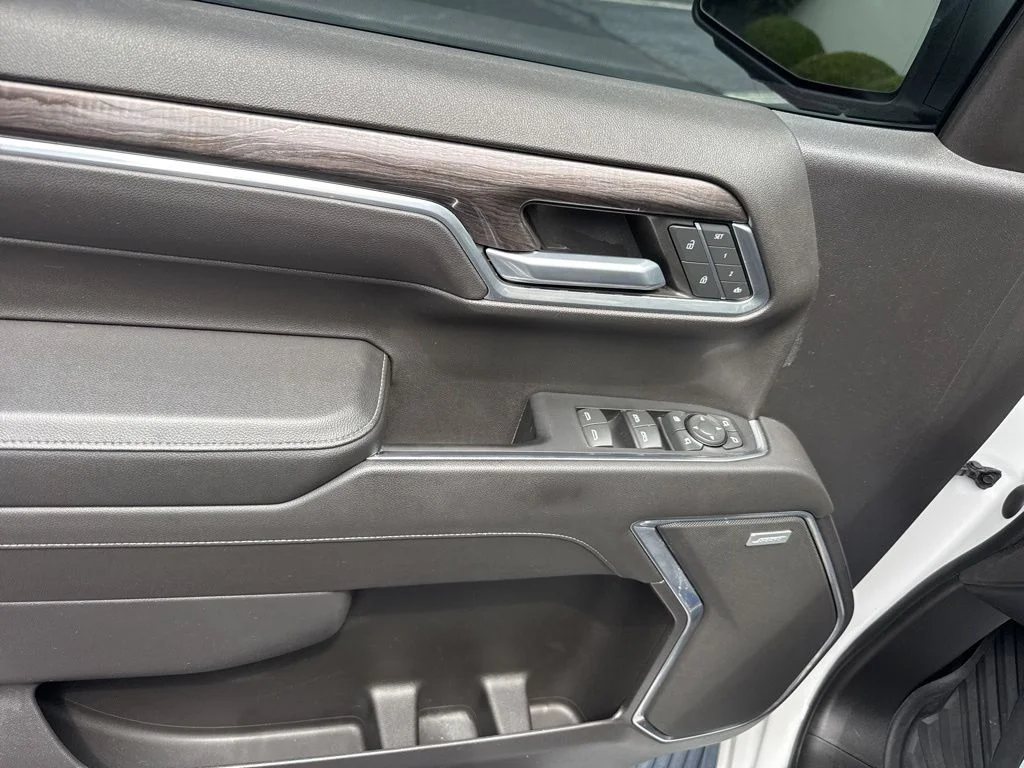 Used 2022 Iridescent Pearl Tricoat Chevrolet LTZ image 21