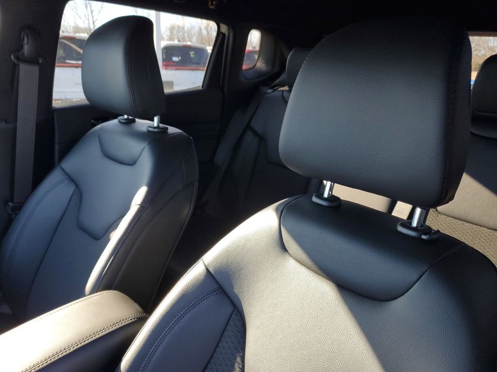 New 2026 Bright White Clearcoat Jeep Latitude image 17