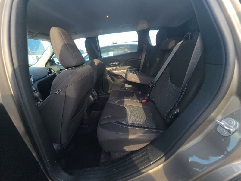 Used 2019 Light Brownstone Pearlcoat Jeep Latitude image 11