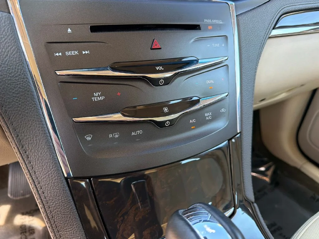 Used 2015 Silver Lincoln Base image 26