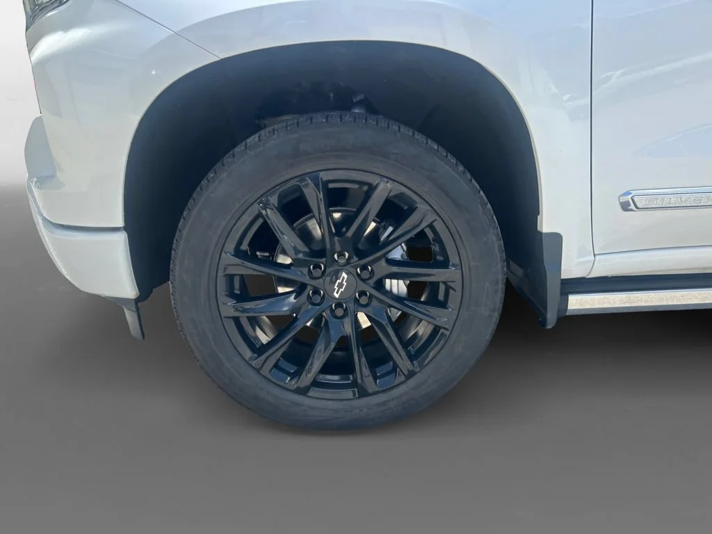 Used 2023 Iridescent Pearl Tricoat Chevrolet High Country image 15