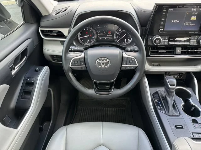 Used 2021 Silver Toyota XLE image 14