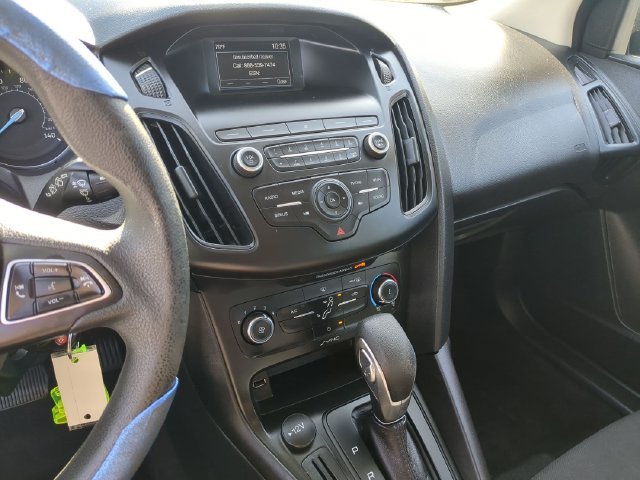 Used 2018 Blue Ford SE image 17