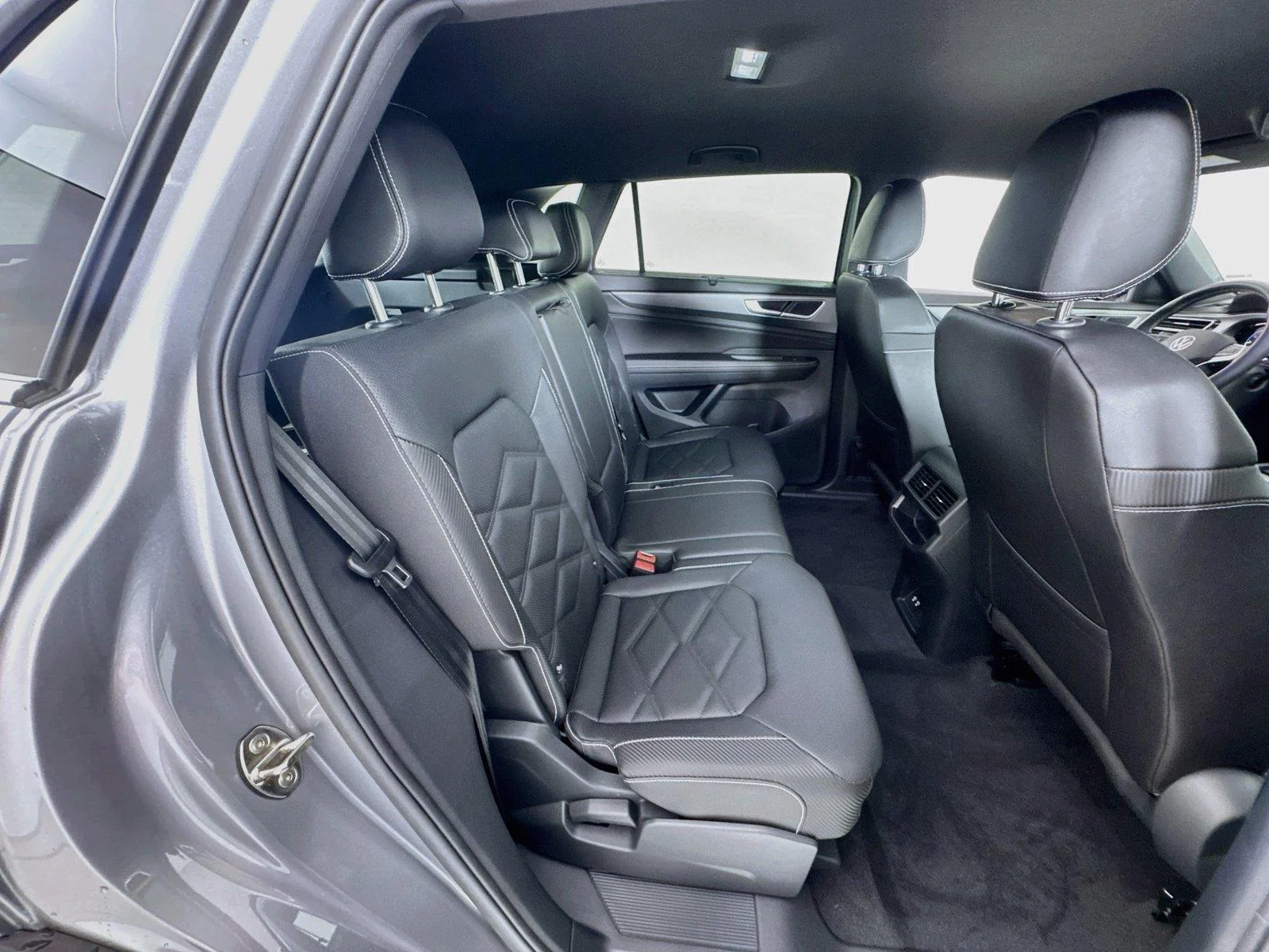 New 2026 Silver Mist Metallic Volkswagen 2.0T SE w/Technology image 25