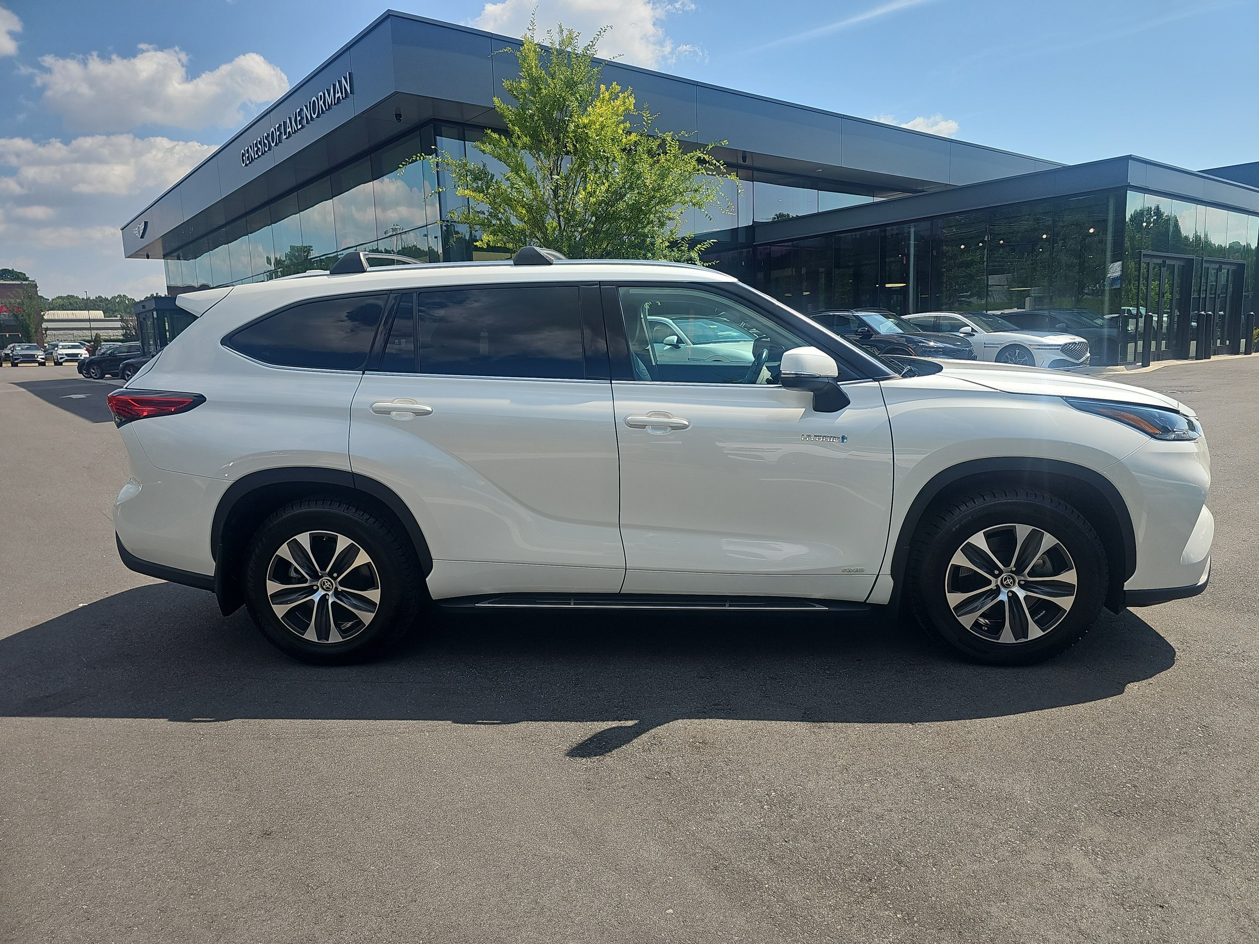 Used 2021 Blizzard Pearl Toyota Hybrid XLE image 4