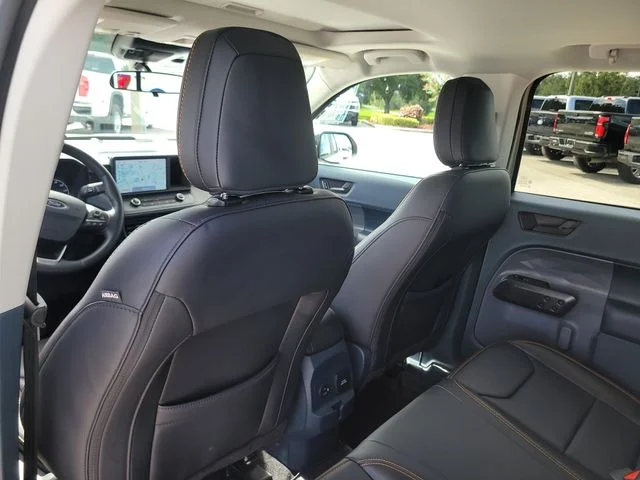 Used 2024  Ford Lariat image 12