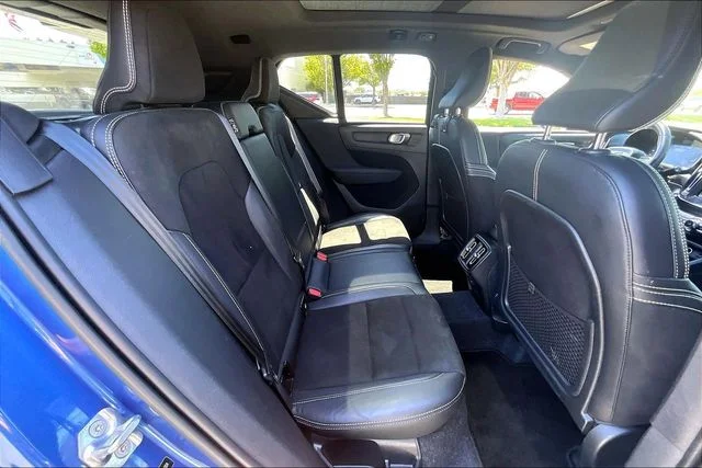 Used 2020 Blue Metallic Volvo R-Design image 27