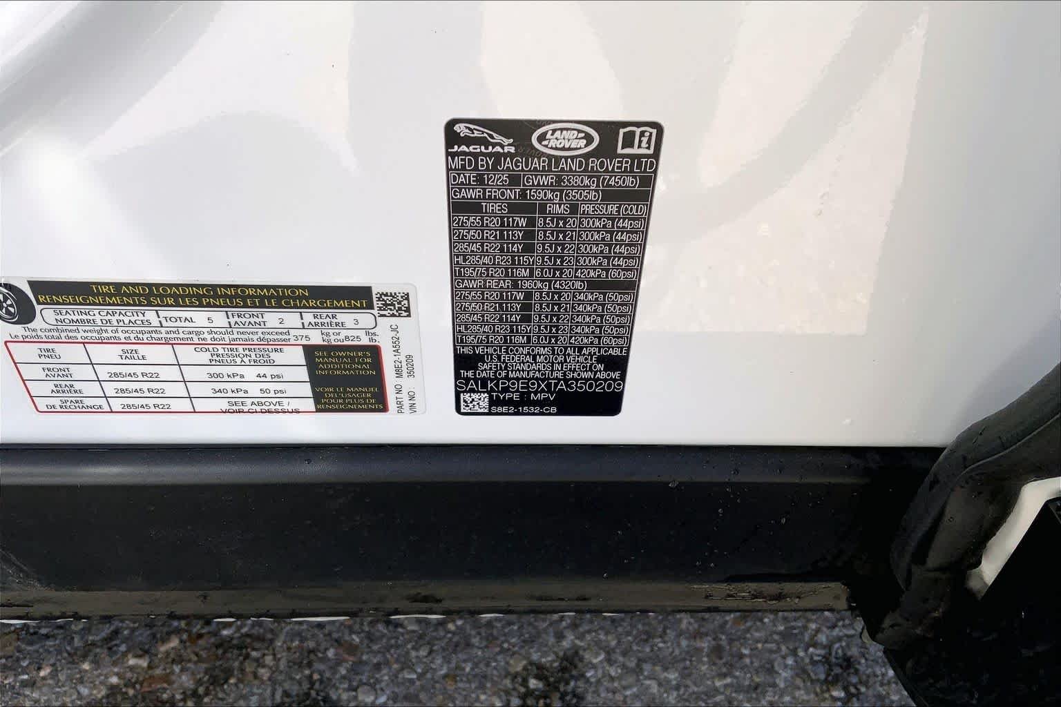 New 2026 Ostuni Pearl White Land Rover SE image 19