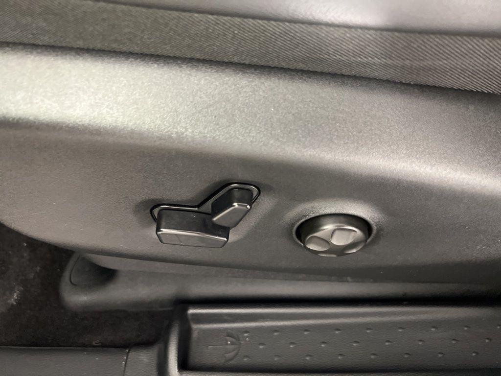 Used 2026 Silver Mist Clearcoat Chrysler Select image 19