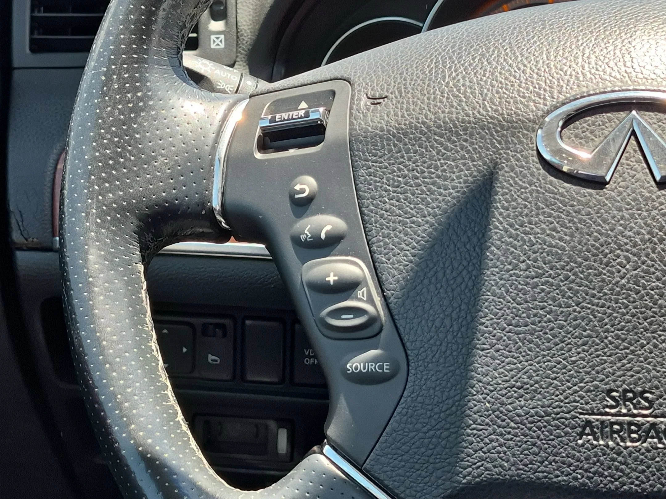 Used 2007 Black Obsidian INFINITI x image 18