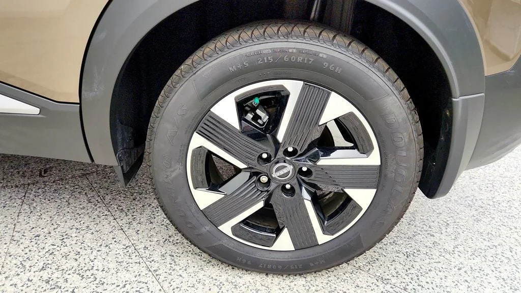 Used 2025 Canyon Bronze Metallic Nissan SV AWD image 9