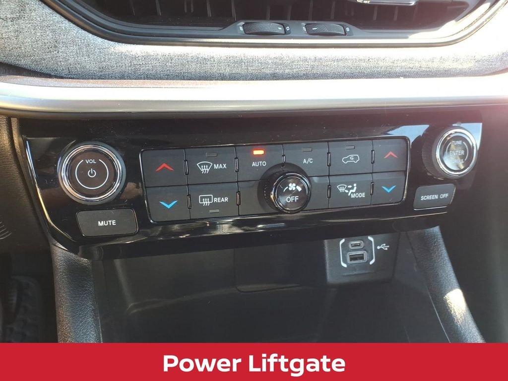 Used 2022 Diamond Black Jeep Latitude w/convenience group image 10