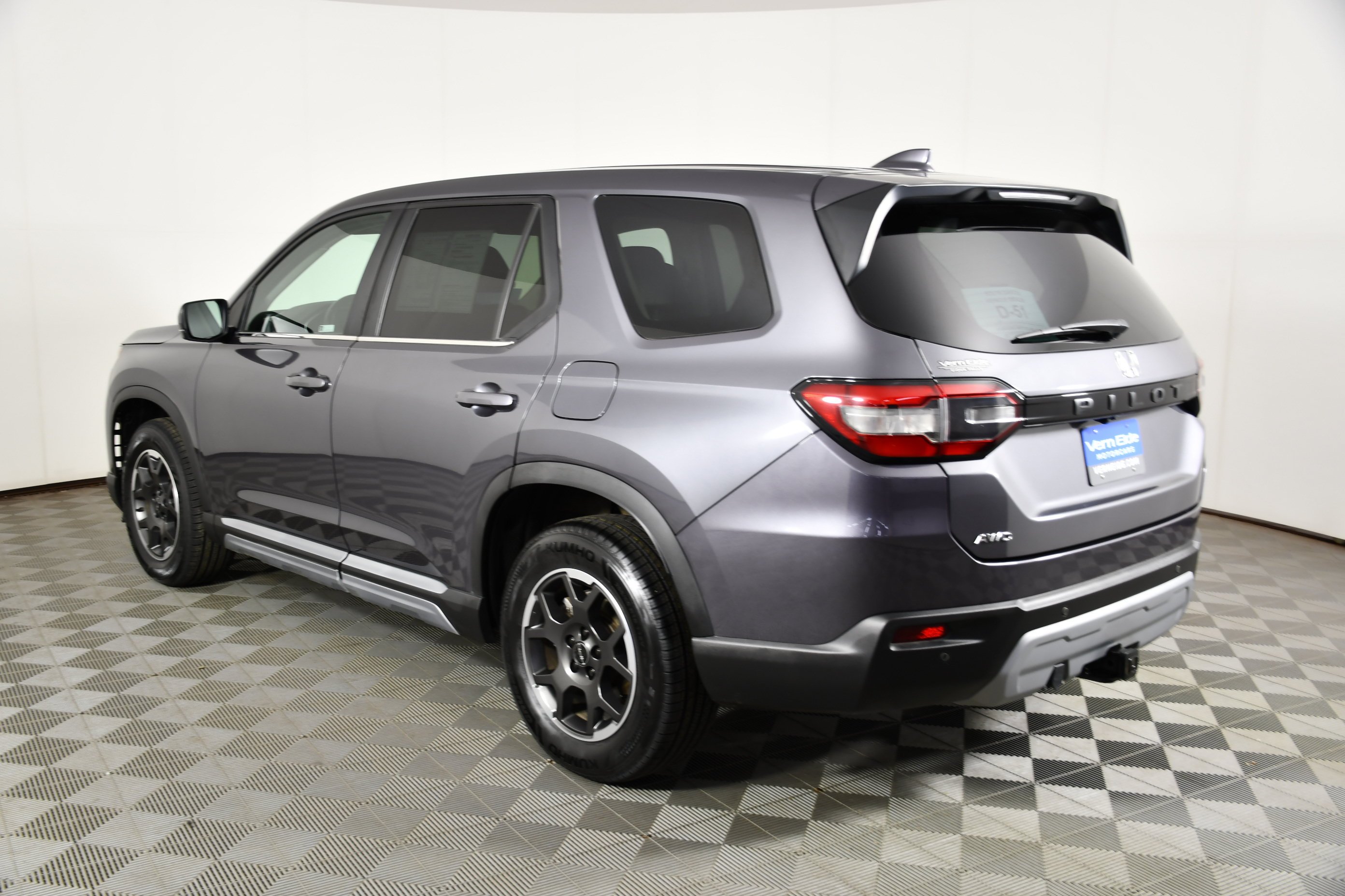 Used 2024 Modern Steel Metallic Honda EX-L 8 Passenger image 8