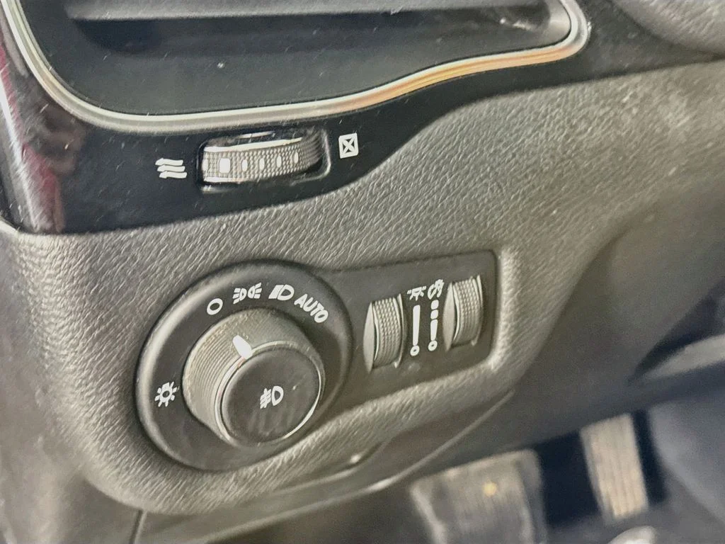 Used 2020 White Jeep Latitude Plus image 10