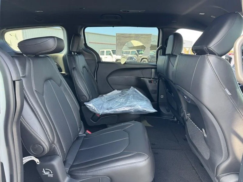 2026 Chrysler Pacifica Select - Photo 6