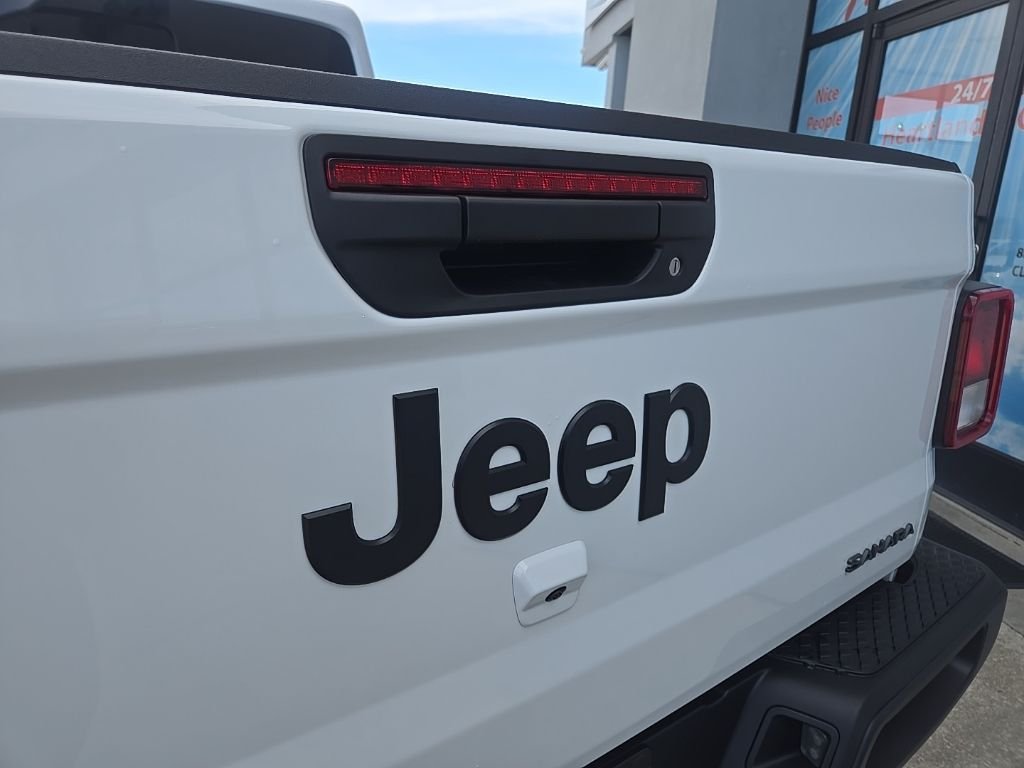 New 2026 Bright White Clear-Coat Exterior Paint Jeep Sahara image 24